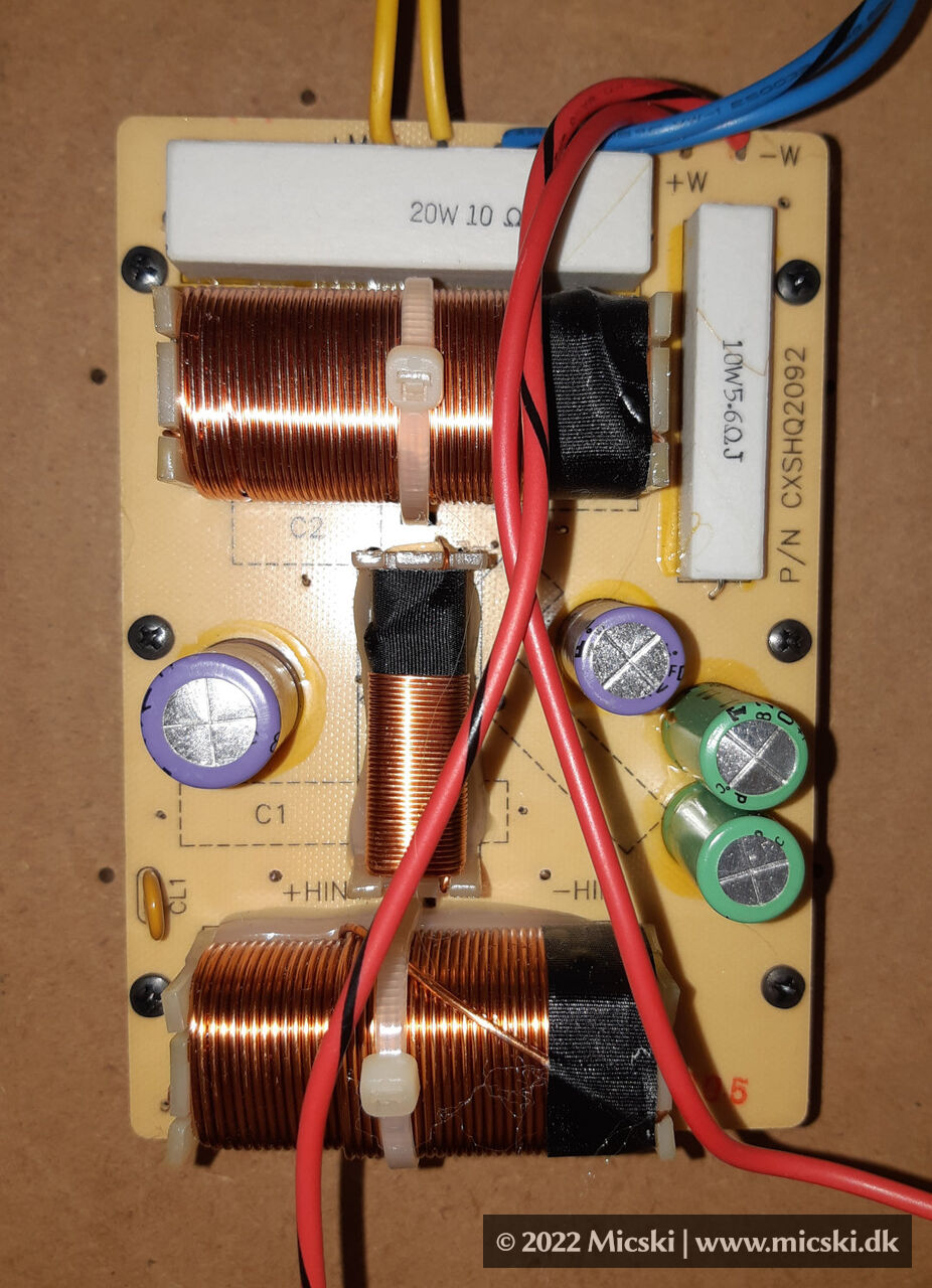 Picture of the cross filter, that is mounted inside the Cerwin-Vega AL-1002 speaker cabinet. Part number CXSHQ2092.