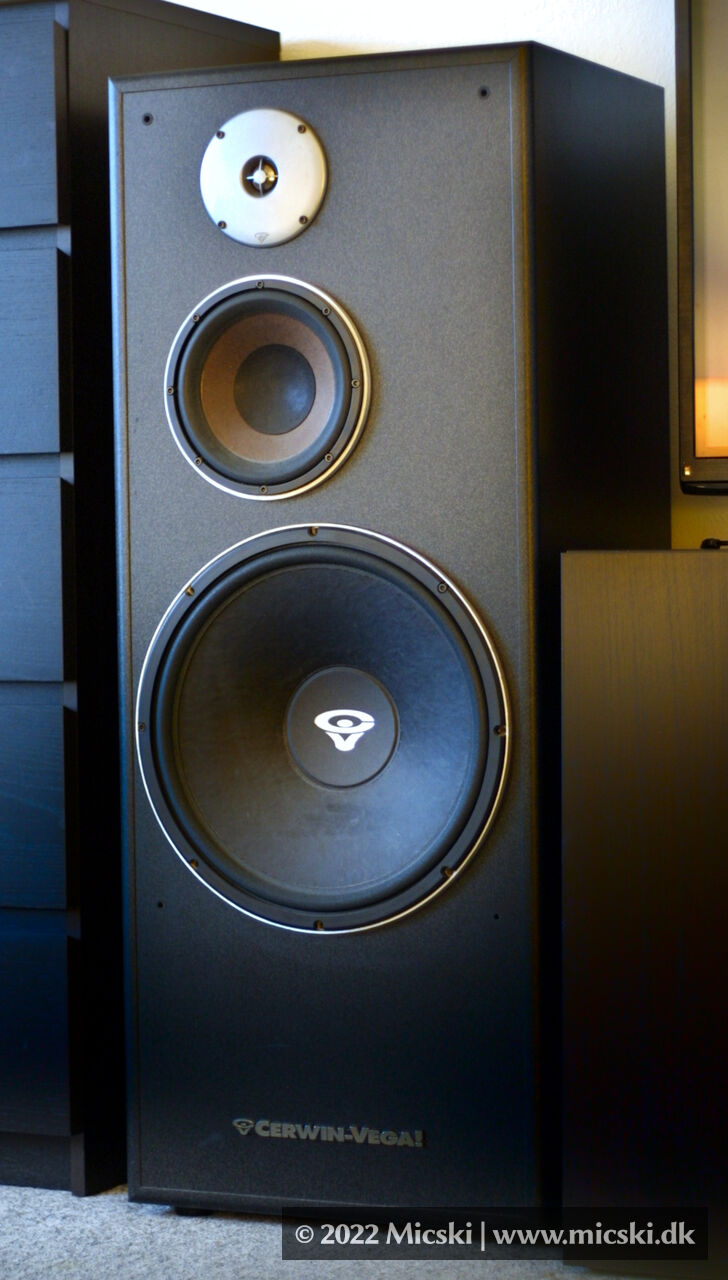 Picture of Cerwin-Vega AL-1002 floorstanding speaker with 15 inch woofer, 8 inch midwoofer and 1,5 inch tweeter as seen from the front in a living room.