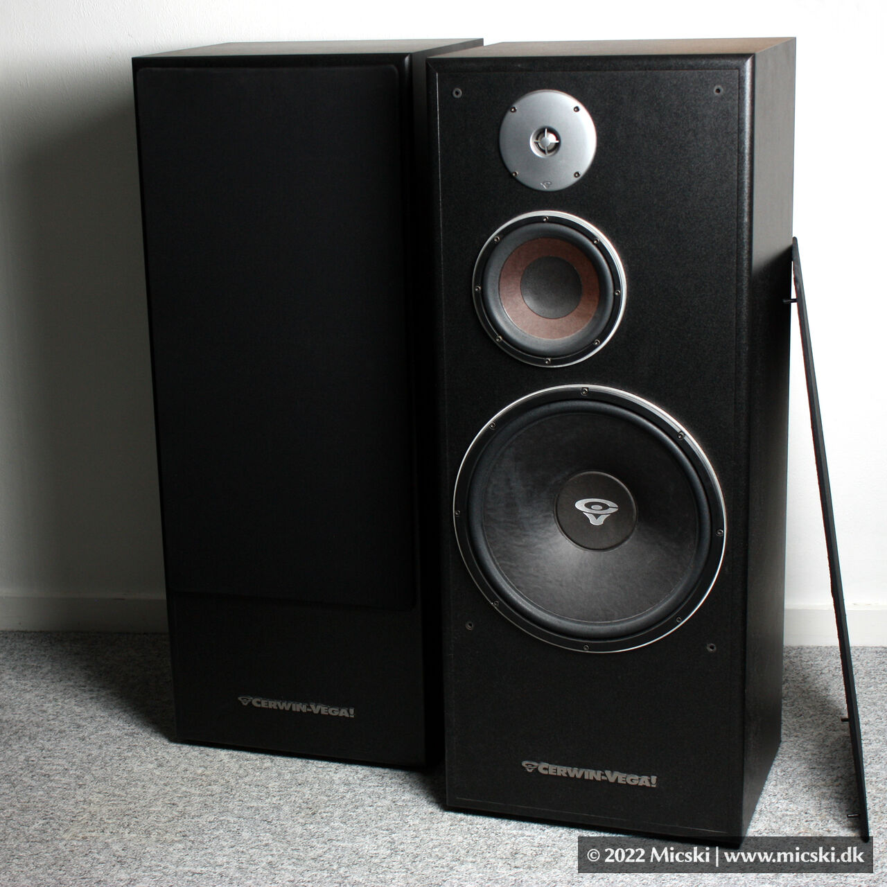 Picture of Cerwin-Vega AL-1002 floorstanding speaker with 15 inch woofer, 8 inch midwoofer and 1,5 inch tweeter as seen from the front.