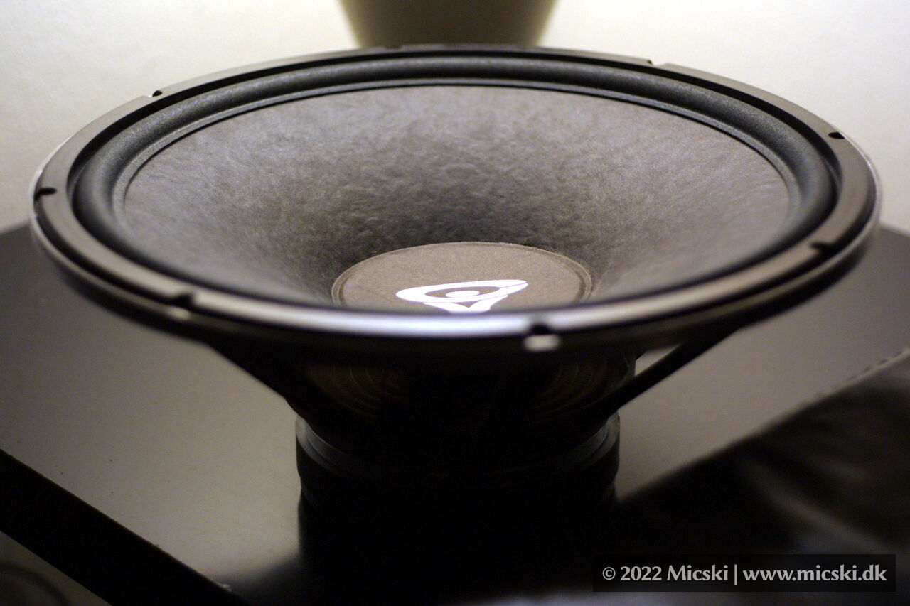 Picture of Cerwin-Vega AL-1002 ALW 152 15 inch woofer and its inverted dust cap as viewed from the front. It is very similar to ALW 150, also known as just ALW-15, which is found in the earlier AL-1000 model of this speaker.